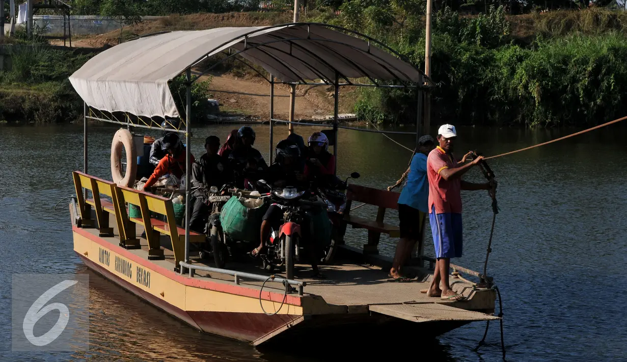 Kendaraan bermotor menyebrangi sungai Citarum dengan perahu eretan di Muara Gembong, Bekasi, Rabu, (29/7/2015). Kendaraan yang menyebrang menggunakan perahu eretan dikenakan biaya Rp.20.000 bagi mobil dan Rp 2.000 motor. (Liputan6.com/Johan Tallo)