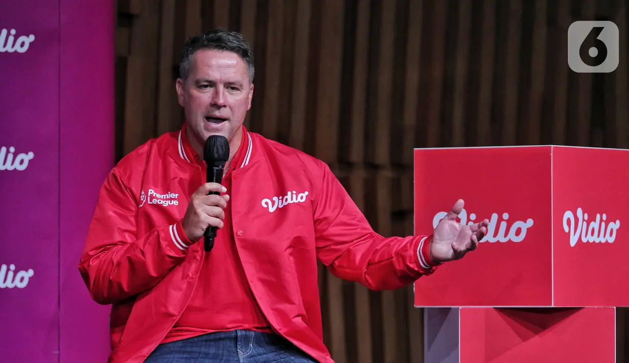 Mantan penyerang Liverpool dan Manchester United (MU) Michael Owen saat meet and greet di Gedung SCTV Tower, Jakarta, Minggu (21/8/2022). Dalam acara #owenkevidio meet and greet with Michael Owen menceritakan pengalaman terbaiknya dalam dunia sepak bola kepada para penggemar serta berfoto bersama. (Liputan6.com/Angga Yuniar)