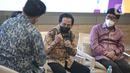 Direktur Utama PT Smartfren Telecom Merza (kedua kanan) berbicara saat hadir dalam MoU Kerja sama di Kantor Smartfren, Jakarta, Kamis (7/7/2022). Vidio mengumumkan kerja sama strategis dengan penyedia layanan internet MyRepublic dan Smartfren. (Liputan6.com/Faizal Fanani)