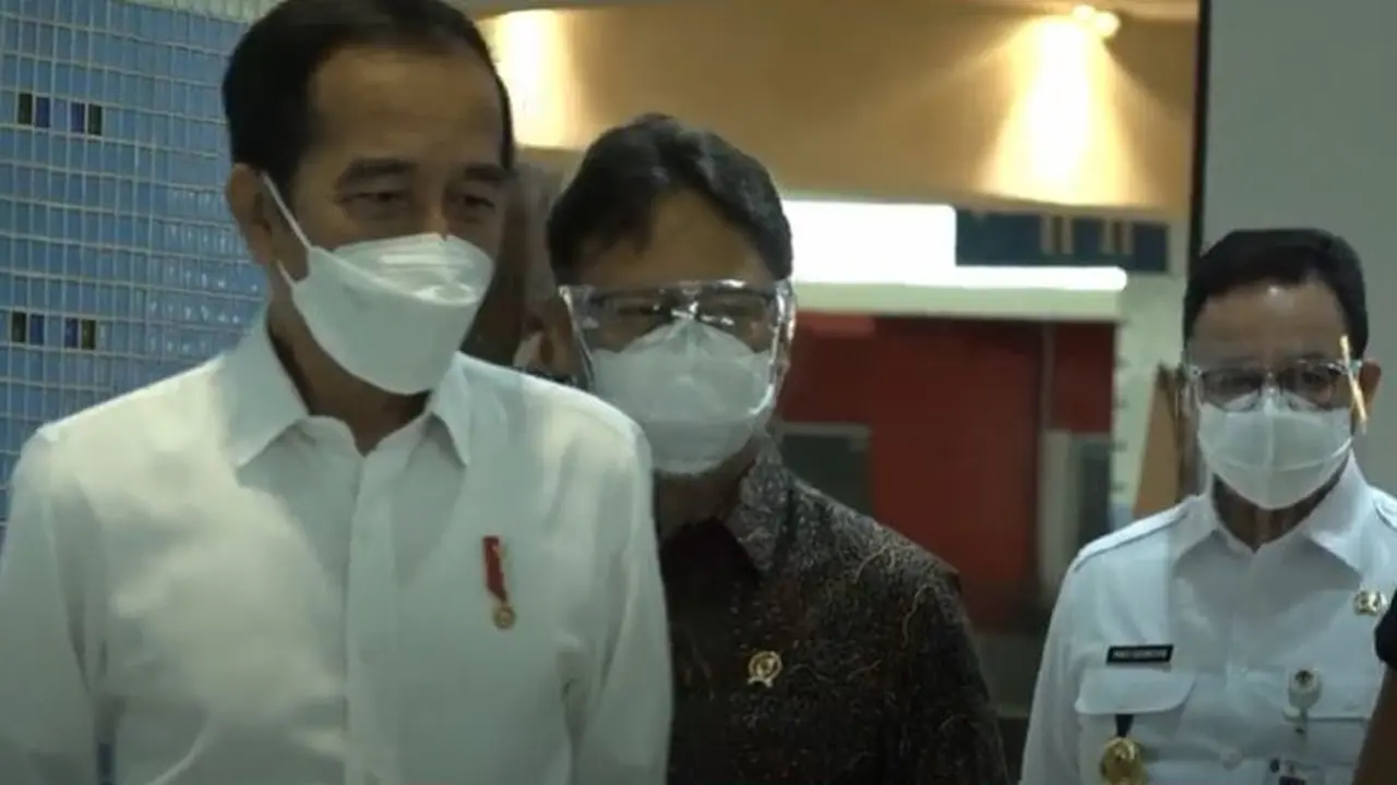 Presiden Joko Widodo atau Jokowi meninjau pelaksanaan vaksinasi Covid-19 tahap dua kepada pedagang Pasar Tanah Abang Jakarta Pusat.
