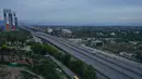 Delegasi Amerika Serikat (AS) dipimpin oleh Wakil Presiden JD Vance, bersama utusan khusus Steve Witkoff dan Jared Kushner. Tampak dalam foto, sebuah kendaraan melaju di jalan yang sepi menjelang negosiasi Amerika Serikat dan Iran di ibu kota Pakistan, Islamabad, Pakistan, Sabtu 11 April 2026. (AP Photo/Anjum Naveed)