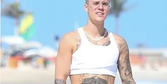 Wajah tampan dan suara emas Justin Bieber memang menjadi daya pikat penggemarnya, terlebih untuk wanita. Keberadaannya selalu berhasil menarik perhatian orang-orang di sekitarnya. (doc.dailymail.com)