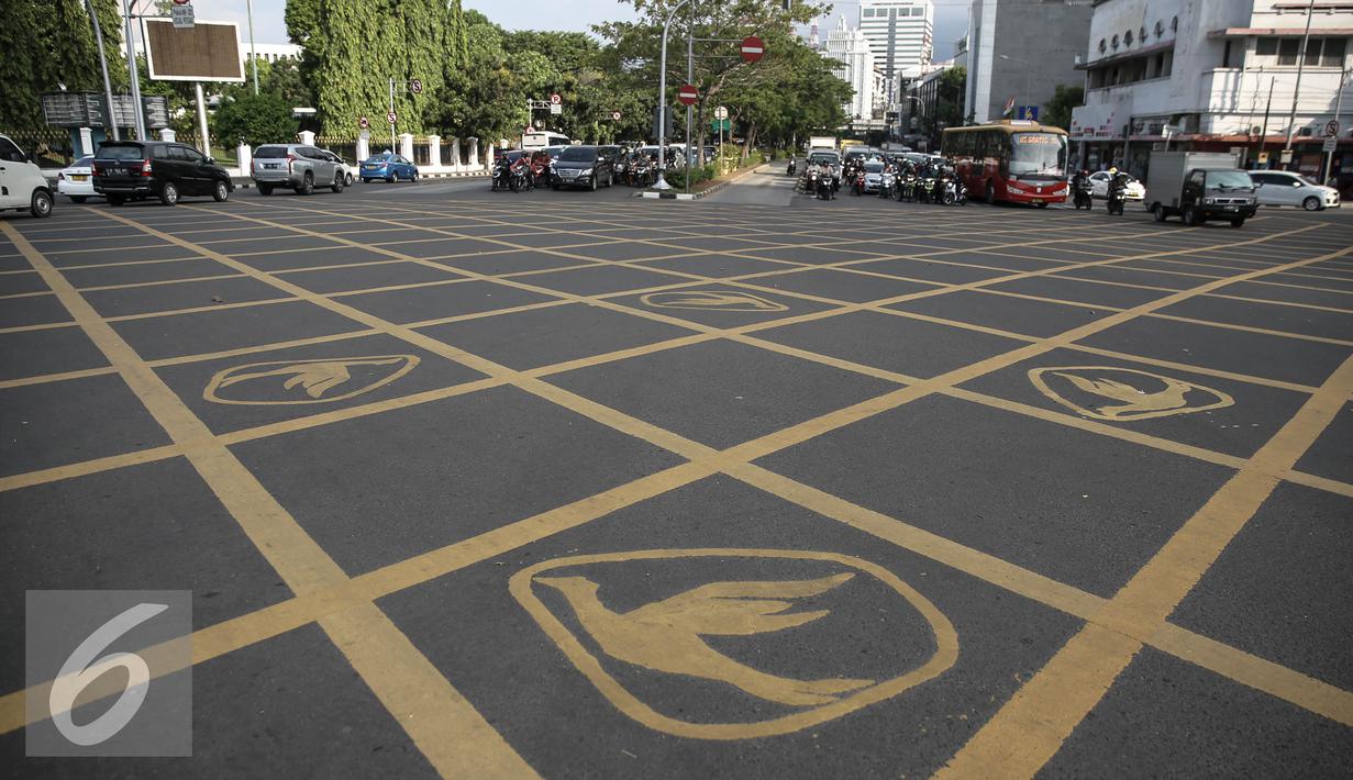 Yello Box Junction berlambang burung dikawasan Harmoni, Jakarta, Rabu (27/4/2016). Yellow box junction tersebut merupakan bagian dari program corporate social responsibility (CSR) dari Blue Bird. (Liputan6.com/Faizal Fanani)