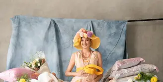 Maternity shoot kali ini terinspirasi dari kisah dongeng ‘Putri dan Kacang Polong’. Nadine pun berpose di atas tumpukan kasur layaknya putri tersebut. [@winstongomez]