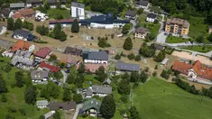 Area yang terendam banjir terlihat di Crna na Koroskem, Slovenia, Minggu, 6 Agustus 2023. Banjir tersebut disebabkan oleh hujan deras pada Jumat, 4 Agustus 2023,  yang menyebabkan sungai meluap dengan deras dan meluber ke rumah, ladang, dan kota. (AP Photo)