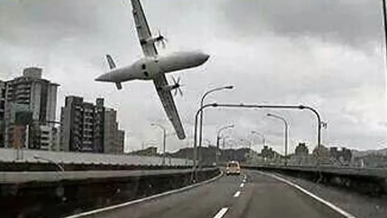 Detik-detik Taksi Terserempet Pesawat TransAsia GE235
