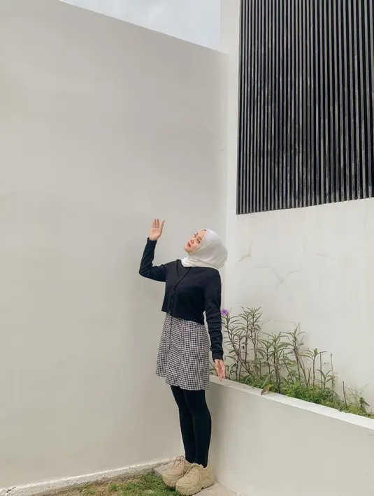 Dalam memadupadankan baju, Putri Delina cukup kreatif. Misalkan saja seperti memadukan rok pendek dengan leging hitam sehingga ia tetap tertutup meski mengenakan rok pendek. (Liputan6.com/IG/putridelinaa)