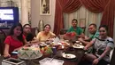 "Late dinner idul Fitri with kesayangan @raullemos06 @aurelie.hermansyah @azriel_l @dillahdaesslow_5500 , thanks @atan_lemos_photography" tulis Krisdayanti dalam keterangan fotonya. (dok. Instagram/krisdayantilemos)