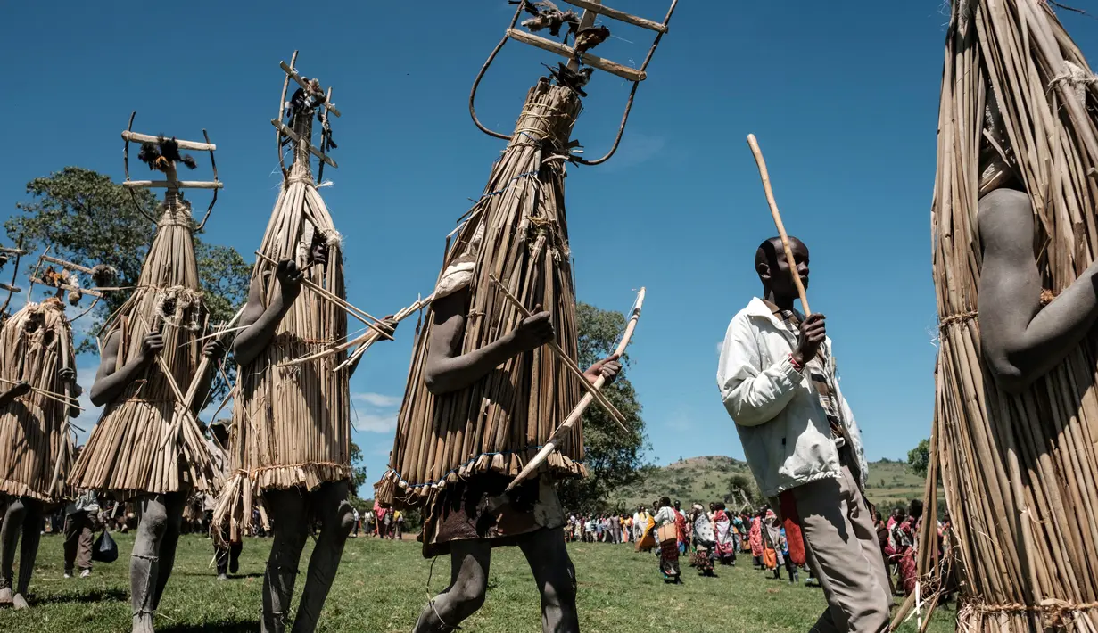 Sejumlah pemuda dari suku Maasai mengenakan kostum melakukan ritual usai disunat di dekat Kilgoris, Kenya (20/12). Sebelumnya para pemuda ini tinggal disemak-semak untuk melatih bernyanyi, berburu dan belajar disiplin. (AFP Photo)