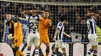 Gelandang Real Sociedad asal Spanyol Brais Bek Real Madrid asal Spanyol, Mendez dan Raul Asencio berebut bola selama pertandingan leg pertama semifinal Copa del Rey (Piala Raja) antara Real Sociedad dan Real Madrid CF di stadion Anoeta di San Sebastian, pada 26 Februari 2025.ANDER GILLENEA / AFP