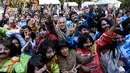 Ratusan orang ambil bagian dalam upaya memecahkan rekor dunia "Guinness World Record" dengan jumlah terbesar orang mengenakan pakaian dan bergaya seperti  The Beatles di sebuah taman di Mexico City, Meksiko 28 November 2015. (AFP PHOTO/ALFREDO ESTRELLA)