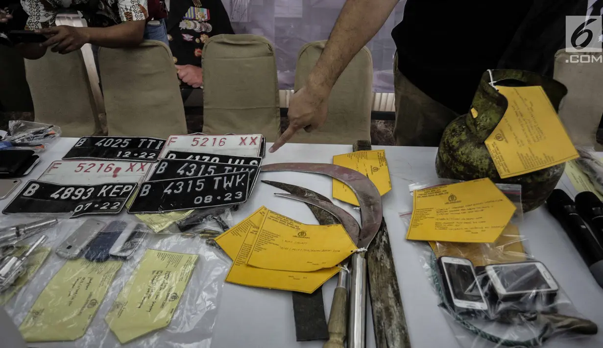 Petugas memperlihatkan barang bukti sejumlah kasus kejahatan di Resmob Polda Metro Jaya, Rabu (6/3). Pada rilis gabungan itu petugas berhasil mengungkap sebanyak lima kasus diantaranya dua tersangka terpaksa ditembak kakinya. (Liputan6.com/Faizal Fanani)