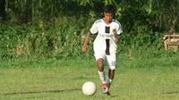 Yoel Cornelius Juwadi, pemain yang lolos seleksi Bhayangkara FC U-16 dan dipersiapkan untuk EPA U-16 2021. (Bola.com/Gatot Susetyo)