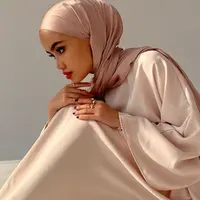 Berikut rekomendasi kain hijab pashmina yang bisa bikin tampilan elegan. (Instagram/sashfir).