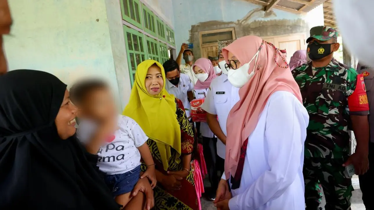 Bupati Banyuwangi Ipuk Fiestiandani menyambangi balita stunting. (Istimewa)
