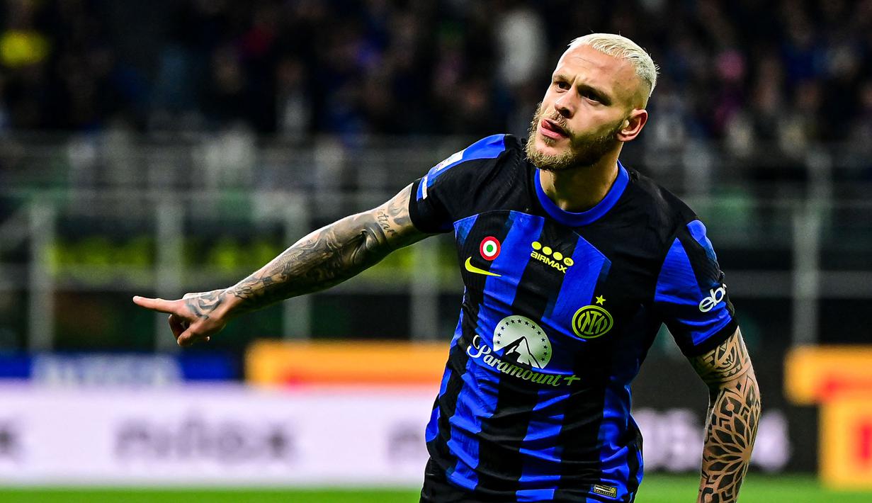 Pemain Inter Milan, Federico Dermico melakukan selebrasi setelah mencetak gol pertama timnya ke gawang Empoli pada laga lanjutan Liga Italia 2023/2024 yang berlangsung di Stadion Giuseppe Meazza, Milan, Italia, Selasa (02/04/2024) WIB. (AFP/Piero Cruciatti)