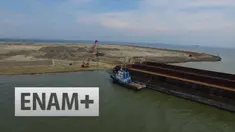 Video terkini proyek reklamasi pantai utara Jakarta dari atas udara. Proyek pengurugan dan pembangunannya masih berjalan pada Selasa 4 April 2016