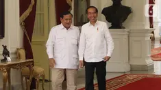 Presiden Joko Widodo tertawa saat menerima Ketua Umum Partai Gerindra Prabowo Subianto di Istana Merdeka, Jakarta, Jumat (11/10/2019). Dalam pertemuan tersebut mereka membahas permasalahan bangsa dan koalisi. (Liputan6.com/Angga Yuniar)