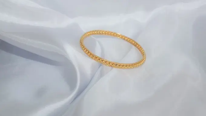 Ilustrasi Gelang Emas (Photo by Imam Kurniawan on Unsplash)