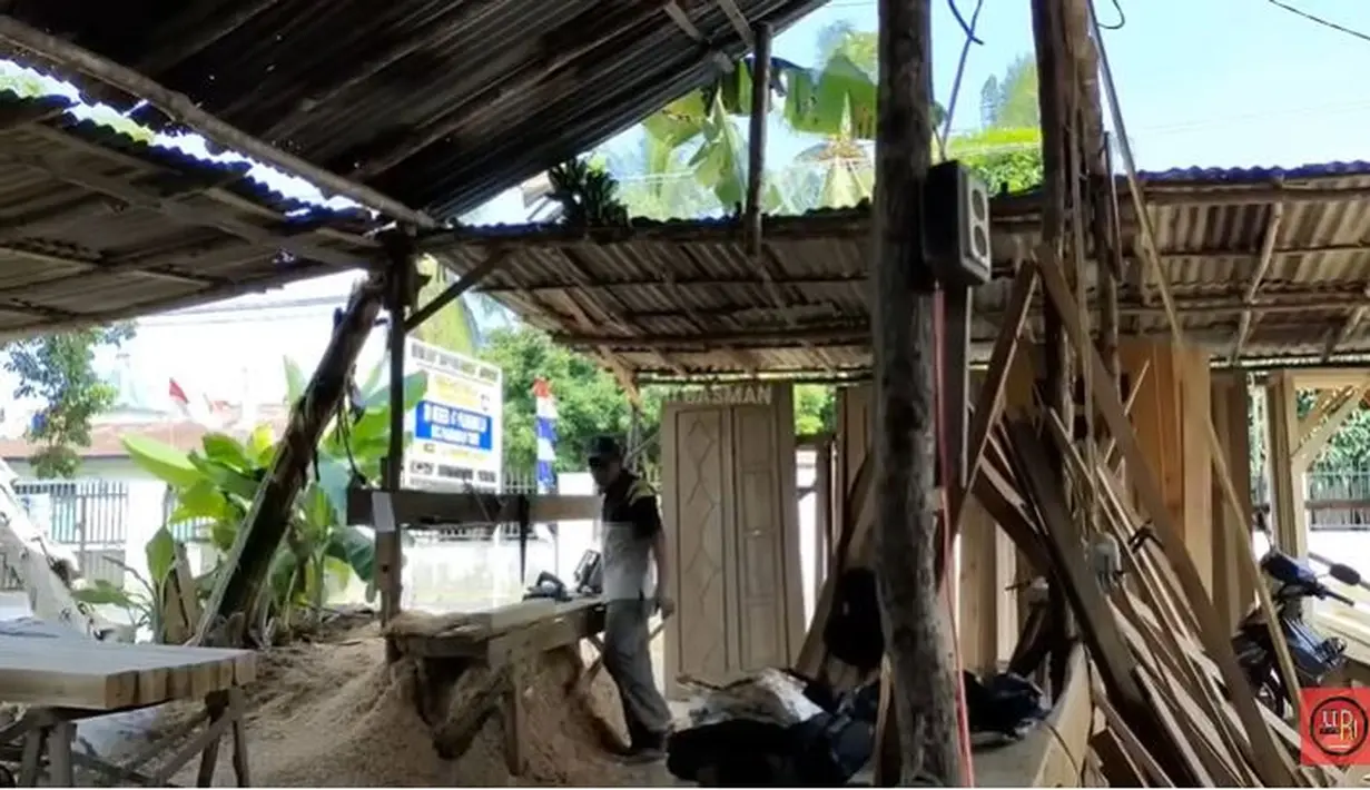 Potret sederhana rumah Sridevi pemenang D'Academy 5 yang berada di Prabumulih. (Sumber: YouTube/UDRI BASMAN)