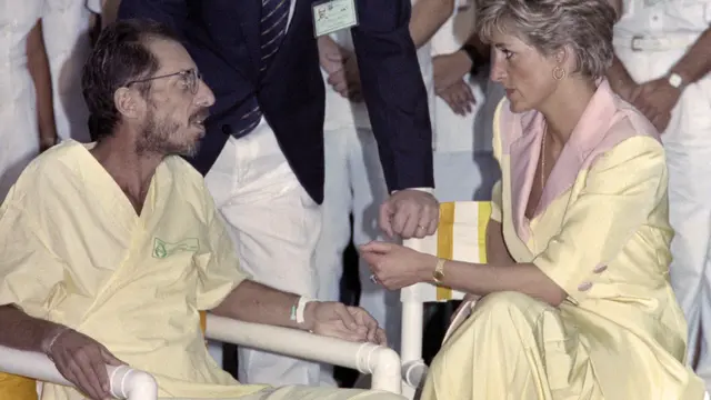 Foto ini diambil pada tanggal 25 April 1991. Kala itu Putri Diana tengah berbincang dengan seorang pria yang positif HIV/AIDS di rumah sakit di Rio de Jeneiro, Brasil (AFP)