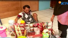 Seorang pedagang kopi keliling, Syahrudin, pantang menyerah menafkahi keluarganya di tengah kekurangan fisik yang dia miliki.