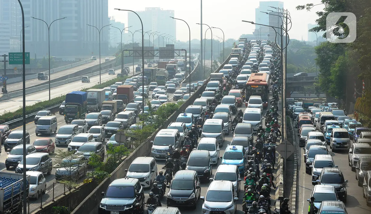 Pemerintah, kata presiden, juga bakal memberikan subsidi tarif untuk moda-moda transportasi tersebut agar masyarakat mau berpindah. (merdeka.com/Arie Basuki)