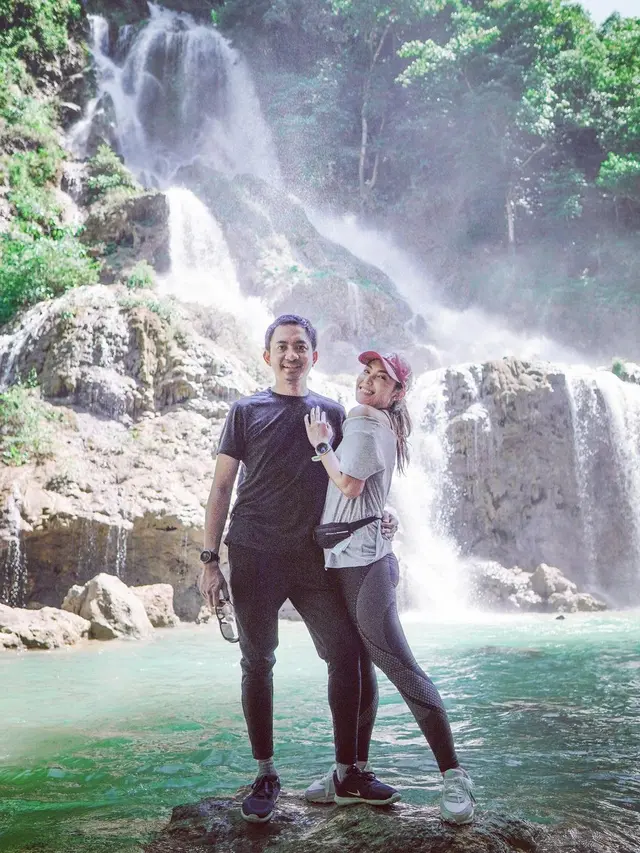 7 Momen Kemesraan Ayu Dewi Bersama Suami Saat Liburan di Sumba