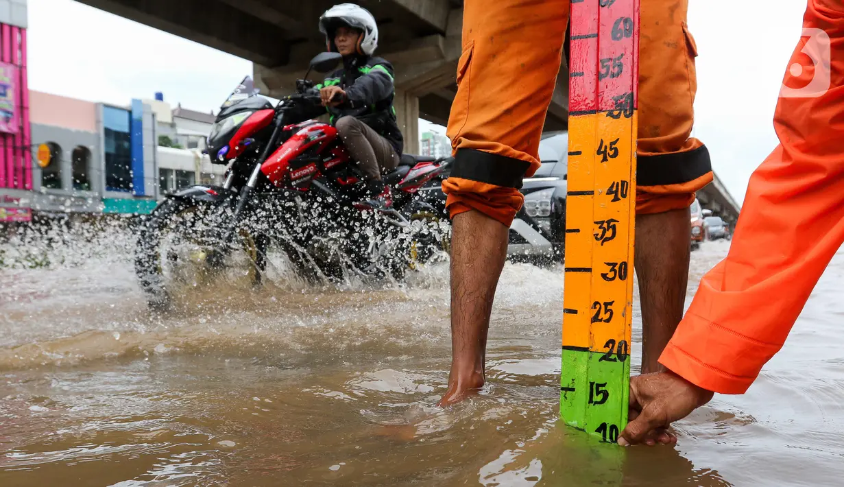 Hingga Rabu (29/1/2025) sore, Jalan Boulevard Raya di kawasan Kelapa Gading, Jakarta Utara, masih tergenang air dengan ketinggian 10 hingga 20 cm. (Liputan6.com/Herman Zakharia)