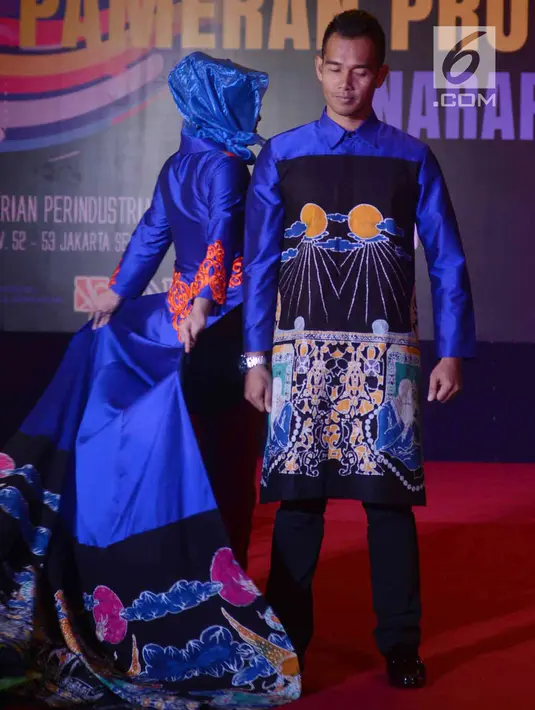 Model mengenakan busana karya unggulan narapidana di gedung Kementerian Perindustrian, Jakata (3/4). Dengan karya ini diharapkan masyarakat dapat melihat bahwa lapas bukanlah lembaga yang membelenggu kreativitas para narapidana. (Merdeka.com/Imam Buhori)