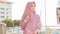 6 Inspirasi Gaya Hijab Syar'i ala Lindswell Kwok, Tampil Modis dengan Santun