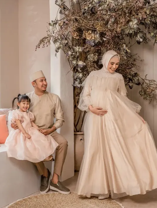 <p>Kartika Putri melakukan maternity shoot bersama suami dan anak pertamanya, Syarifah Khalisa. (Foto: Instagram/ riomotret)</p>