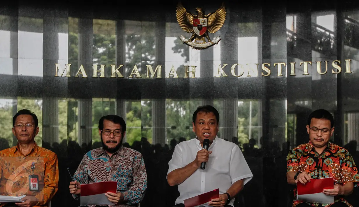 Ketua MK, Arief Hidayat saat konferensi pers, Jakarta, Jumat (27/1). Hakim Konstitusi Patrialis Akbar tertangkap atas kasus dugaan suap terkait uji materi nomor 41 tahun 2014 tentang Peternakan dan Kesehatan Hewan. (Liputan6.com/Faizal Fanani)