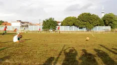 Pemain MSG (Muli Sport Grup), Yongki Aribowo terjatuh saat mengejar bola pada laga uji coba melawan Diklat Ragunan di Stadion Bea & Cukai Rawamangun, Jakarta, Rabu (2/3/2016). (Bola.com/Nicklas Hanoatubun)