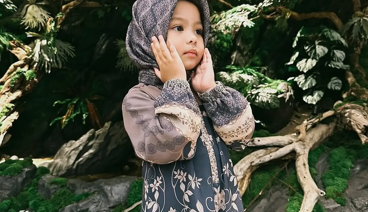 Sebagai paduan, Ameena lengkapi busana muslimahnya dengan pashmina yang dijadikan hijab lilit [@attahalilintar]