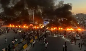 Kenaikan harga bahan bakar yang diberlakukan pemerintah Suriah memicu gelombang protes di sejumlah kota. (Foto: AP Photo/Ahmed Albam)