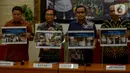 Direktur Tindak Pidana Tertentu Bareskrim Polri, Brigjen Agung Budijono (kanan) didampingi pihak Batan dan Bapeten menunjukkan lembar cetakan barang bukti terkait kasus Tindak Pidana Ketenaganukliran di Mabes Polri, Jakarta, Jumat (13/3/2020). (merdeka.com/Imam Buhori)