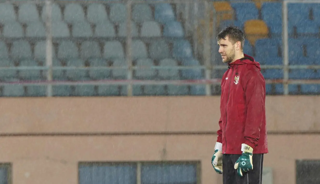 Kiper Timnas Indonesia, Maarten Paes melakukan latihan di bawah guyuran hujan menjelang laga Kualifikasi Piala Dunia 2026 melawan China yang berlangsung di Stadion Qingdao Tiantai, China pada Minggu (13/10/2024) malam waktu setempat. (Dok. PSSI)