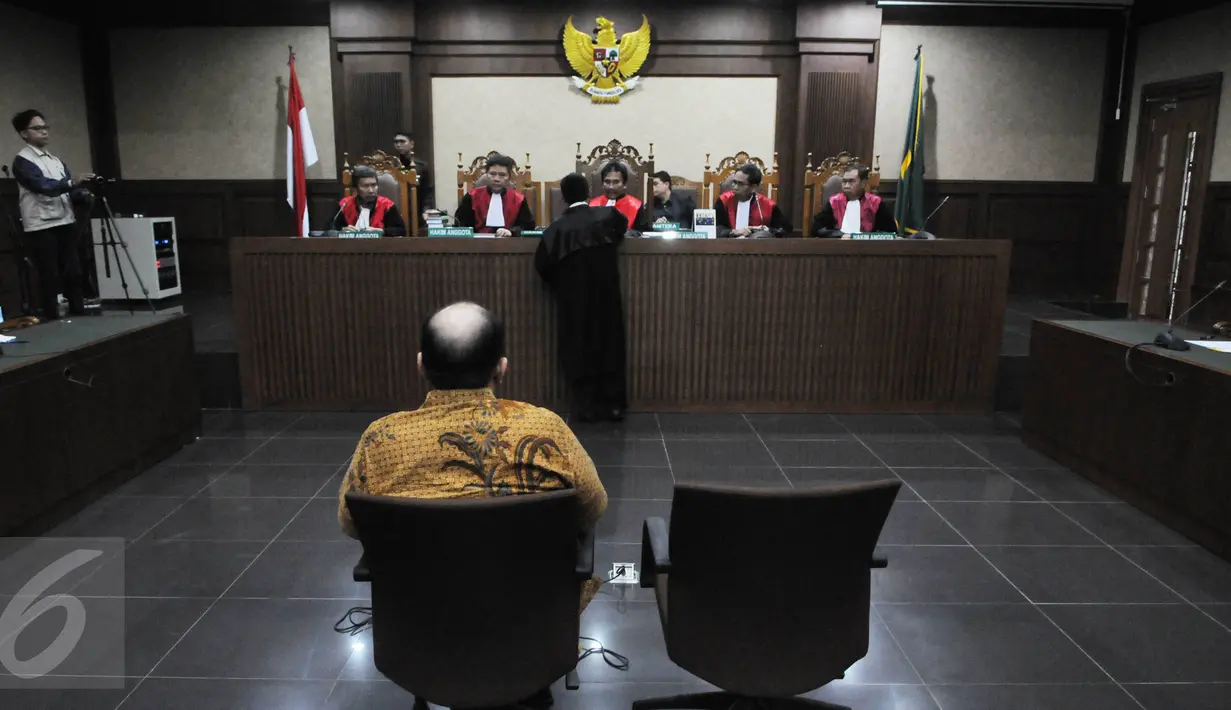 Kasubdit Kasasi Perdata MA Andri Tristianto Sutrisna saat menjalani sidang perdana di Pengadilan Tipikor, Jakarta, (23/6).  Andri ditangkap KPK lantaran menerima suap dari pihak berperkara yaitu Ichsan Suaidi dan pengacaranya. (Liputan6.com/Helmi Afandi)