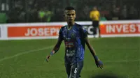 Bek Arema FC, Ikhfanul Alam menjalani debut di Shopee Liga 1 ketika timnya melawan Persipura Jayapura di Stadion Gajayana, Malang, Kamis (5/7/2019). (Bola.com/Iwan Setiawan)