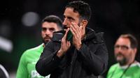 Pelatih Sporting Lisbon asal Portugal, Ruben Amorim, bertepuk tangan kepada para pendukung sebelum pertandinga Liga Portugal antara Sporting CP dan CF Estrela da Amadora di stadion Jose Alvalade di Lisbon, Sabtu dini hari WIB (2/11/2024). (PATRICIA DE MELO MOREIRA/AFP)