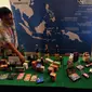 BPOM mengeluarkan peringatan penemuan 54 jenis obat tradisional mengandung bahan kimia serta 30 jenis kosmetika berbahaya di Jakarta, Senin (30/11/2015). Peringatan disampaikan Kepala BPOM, Roy Alexander Sparringa. (Liputan6.com/Helmi Fithriansyah)