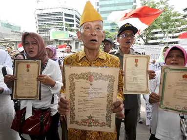 Puluhan orang yang terdiri dari keluarga veteran melakukan unjuk rasa di depan Gedung KPK, Jakarta, Kamis (18/12/2014). (Liputan6.com/Miftahul Hayat)