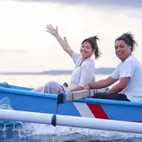 Gaya fashion minimalis yang sederhana justru memaksimalkan aura cantik natural ibu hamil Indah Permatasari dengan kemeja lengan pendek warna putih. (Foto: Instagram @arie_kriting)