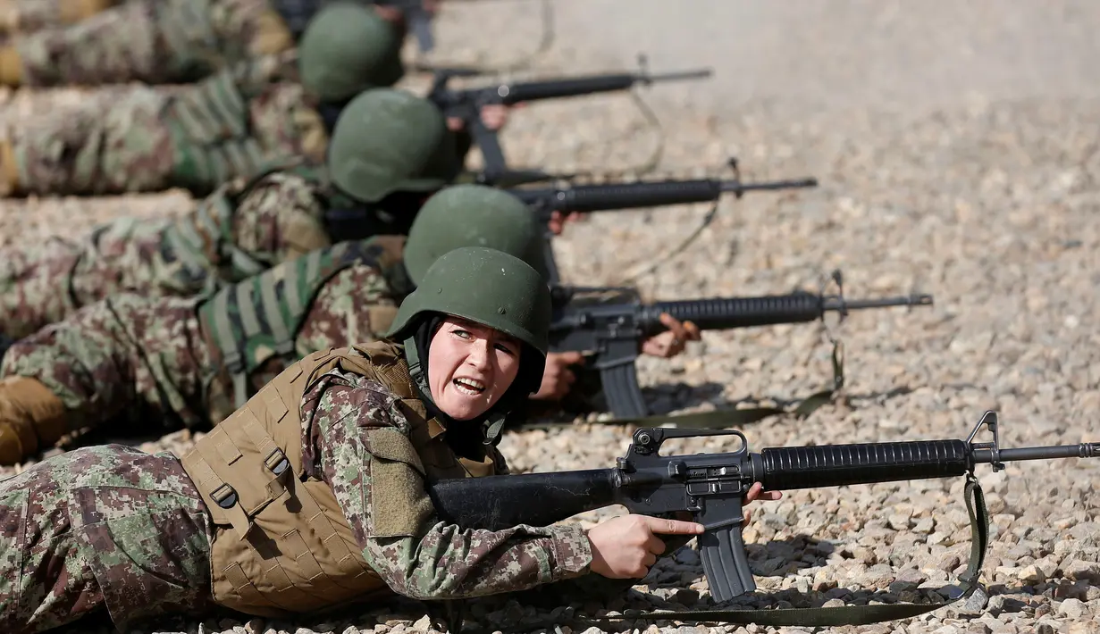 Prajurit wanita dari Tentara Nasional Afghanistan (ANA) mengikuti latihan menembak di Kabul Military Training Centre (KMTC), 26 Oktober 2016. Keahlian prajurit wanita ANA tak perlu diragukan lagi dalam hal berperang dan bela diri (REUTERS/Mohammad Ismail)
