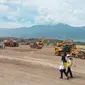 Sejumlah alat berat melakukan pembersihan lahan di lokasi pengerjaan hunian tetap Tondo 2 yang diperuntukan bagi penyintas Gempa Palu, Kamis (5/1/2023). (Foto: Heri Susanto/ Liputan6.com).