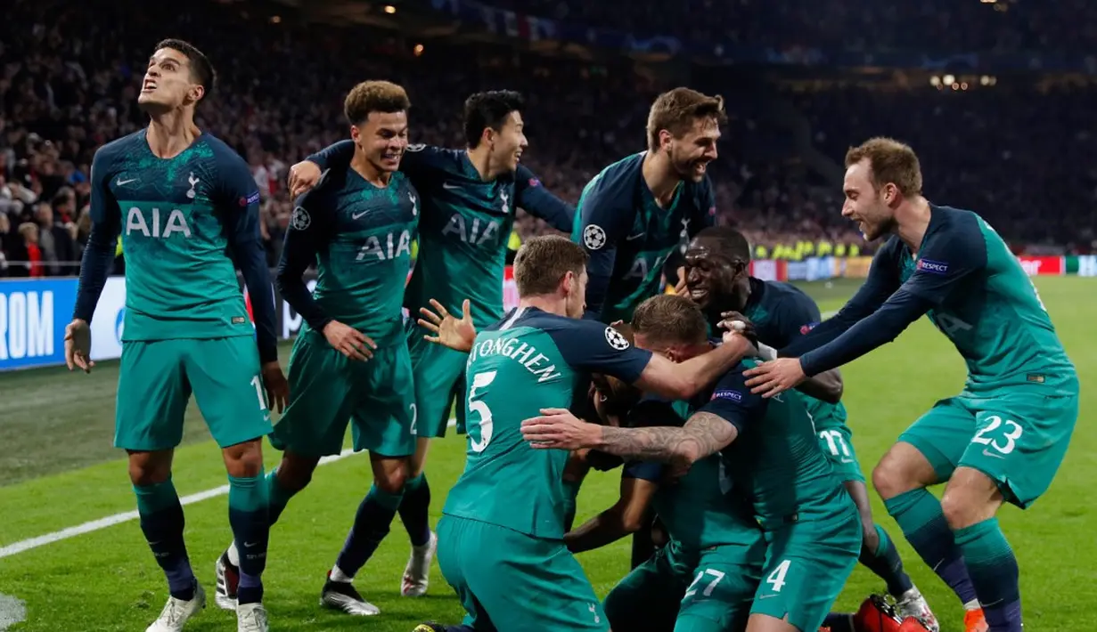 Perayaan gol yang memastikan kemenangan Spurs pada leg kedua semifinal Liga Champions yang berlangsung di Stadion Amsterdam Arena, Amsterdam, Kamis (9/5). Spurs menang 3-2 atas Ajax. (AFP/Adrian Dennis)