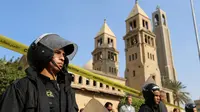Polisi mengamankan area di sekitar kompleks Katedral Ortodoks Koptik (Reuters)