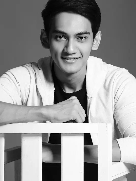 Meski hitam putih, aktor berusia 29 tahun ini tetap terlihat tampan dan memesona. Bintang web series My Love My Enemy ini memang punya proporsi wajah sempurna yang membuat wajah tampannya kerap dipuji oleh penggemarnya. (Liputan6.com/IG/@vicky_kalea)