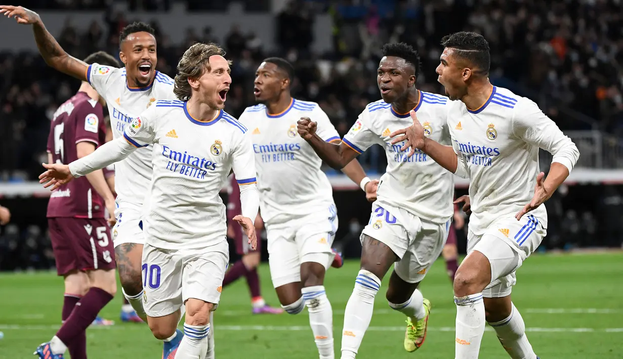 Real Madrid memiliki salah satu trio lini tengah terbaik abad ke-21 yaitu Toni Kroos, Luka Modric dan Casemiro. Selain itu, Los Blancos juga memiliki Eduardo Camavinga, Federico Valverde, Dani Ceballos, dan Isco. (AFP/Pierre-Philippe Marcou)